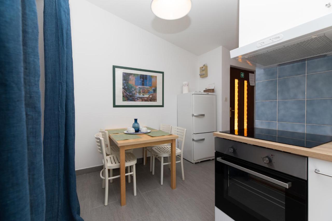 Apartments Apartmani Pintar ミミツェ エクステリア 写真